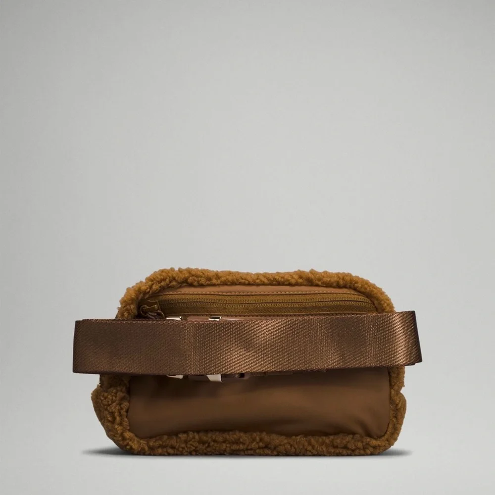 Lululemon Everywhere Belt Bag 
Burnt Caramel *Fleece* Sherpa JUST FEW LEFT 🎉 - Picture 3 of 7